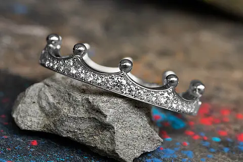 Verlobungsring aus Palladium in Kronenform mit kleinen Diamanten entlang der Ringschiene