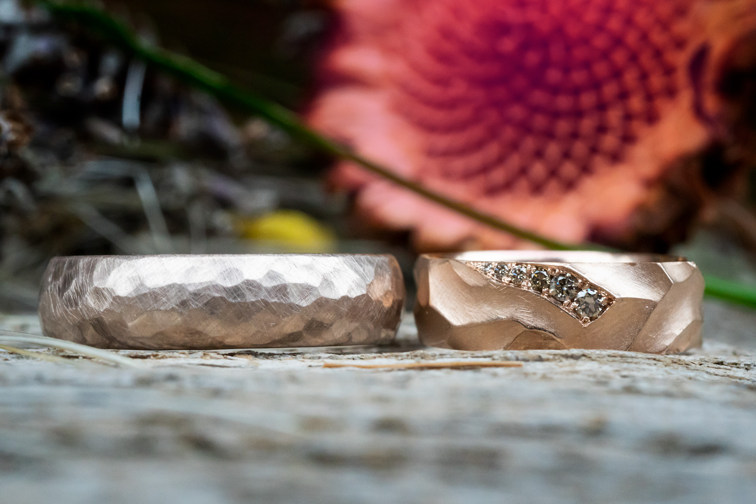 Moderne Eheringe aus Rosé Palladium und Rotgold mit champagner farbigen Brillanten und einer besonderen Oberflächenstruktur