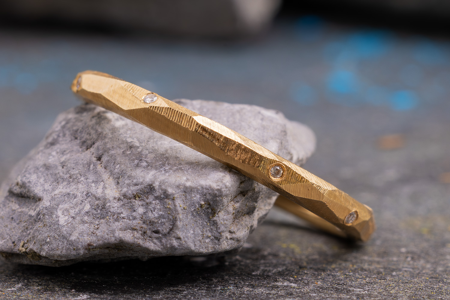 Strukturierter Verlobungsring aus Gelbgold mit gefeilter Oberfläche und kleinen Diamanten