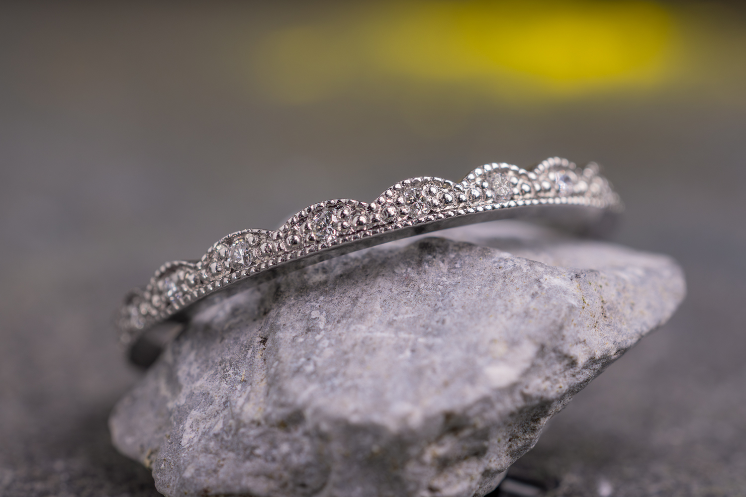 Vintage Verlobungsring aus Platin mit kleinen Diamanten entlang der Ringschiene