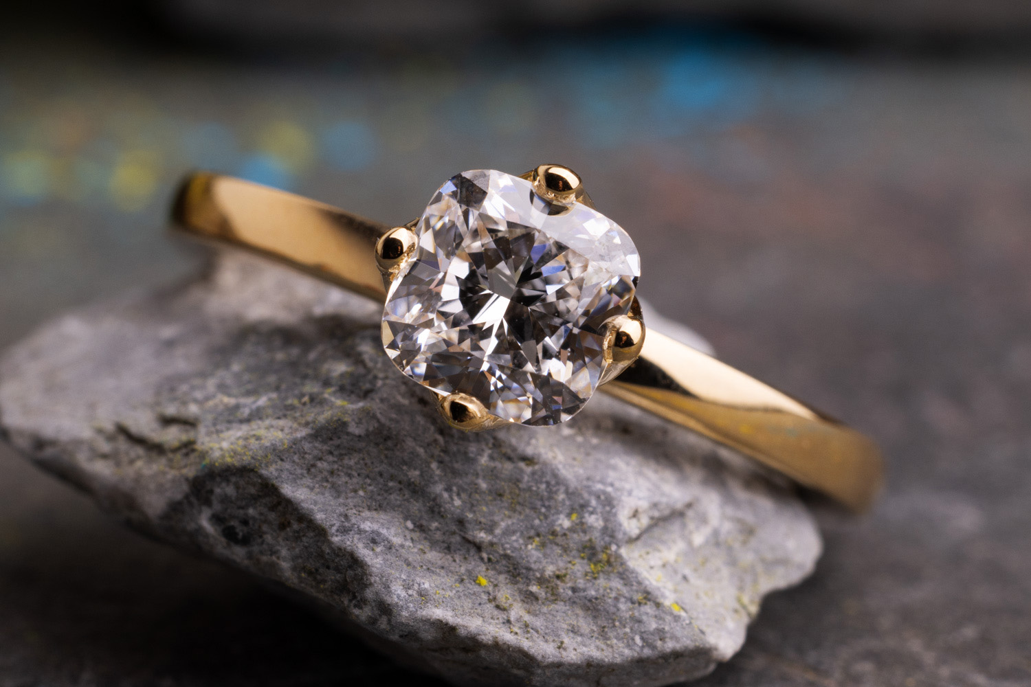 Verlobungsring Gelbgold mit polierter Ringschiene und Diamant im Cushion Schliff als Mittelstein