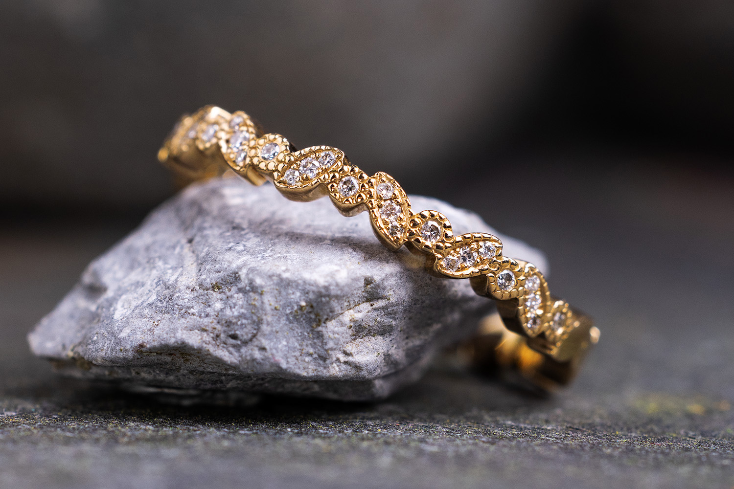 Vintage Verlobungsring aus Gelbgold mit kleinen Diamanten und verzierter Ringschiene