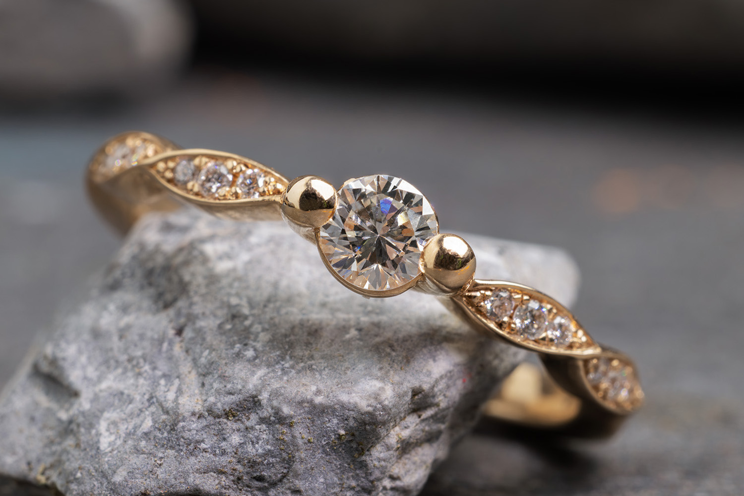 Verlobungsring aus Gelbgold mit besetzter Ringschiene und Mittelstein