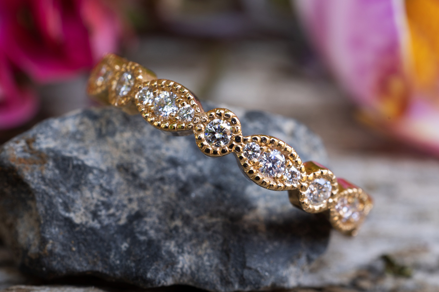 Vintage Verlobungsring mit verzierter Ringschiene und kleinen Diamanten