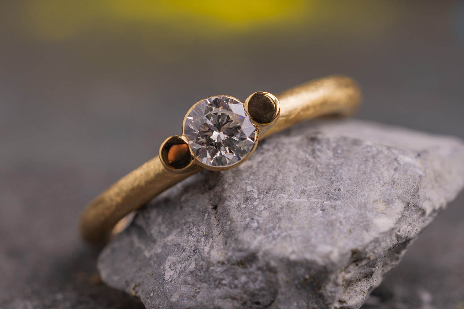 Schlichter Verlobungsring aus Gelbgold mit Diamant Mittelstein und seidenmatter Ringschiene