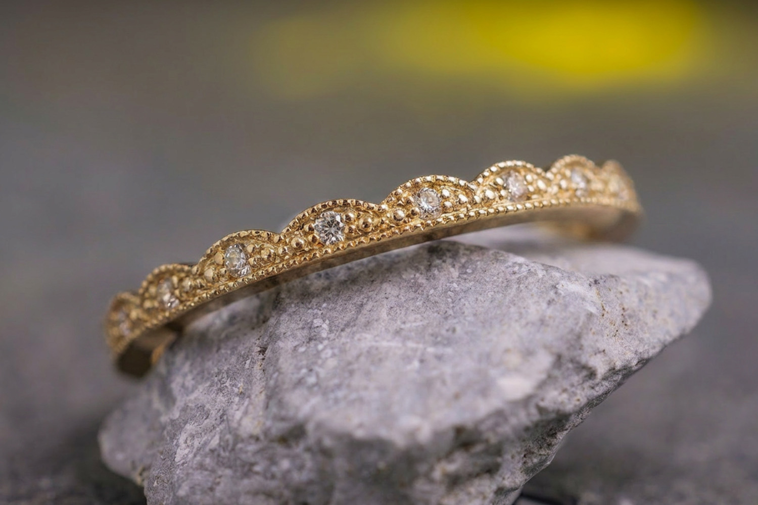 Vintage Verlobungsring mit kleinen Diamanten entlang der Ringschiene