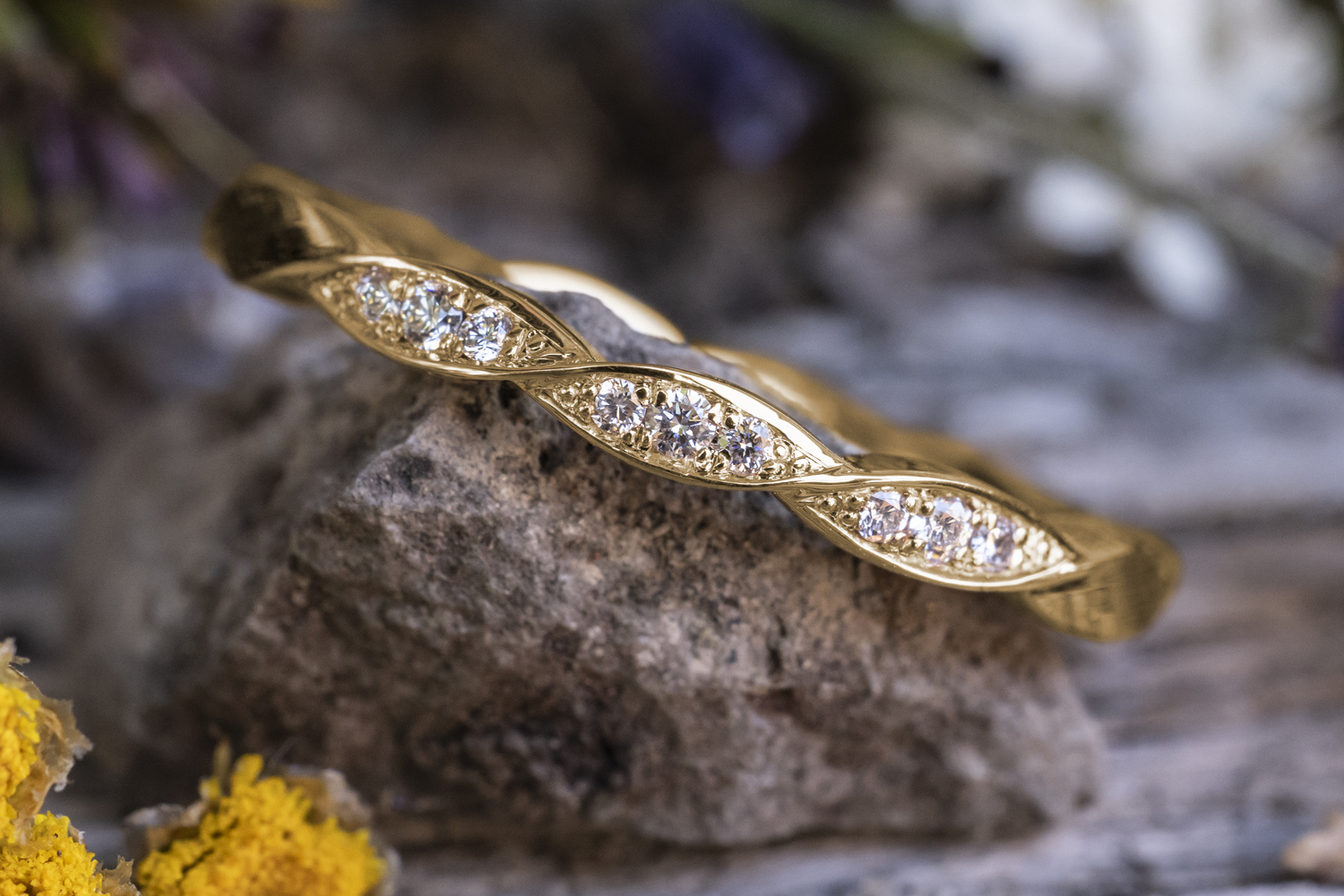 Verlobungsring Vintage Flower mit kleinen Diamanten entlang der Ringschiene