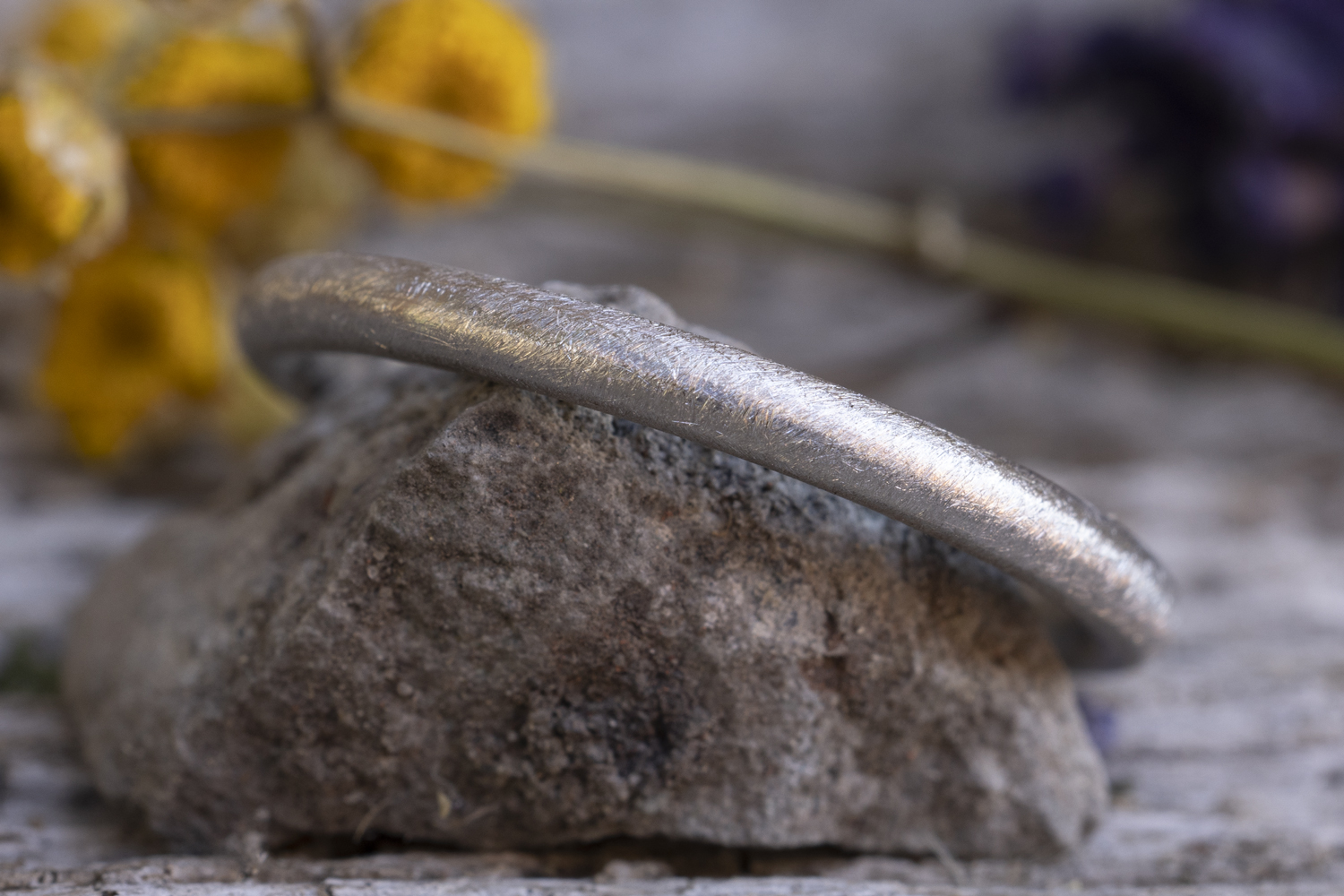 Schlichter Verlobungsring aus Weißgold mit seidenmatter Oberfläche