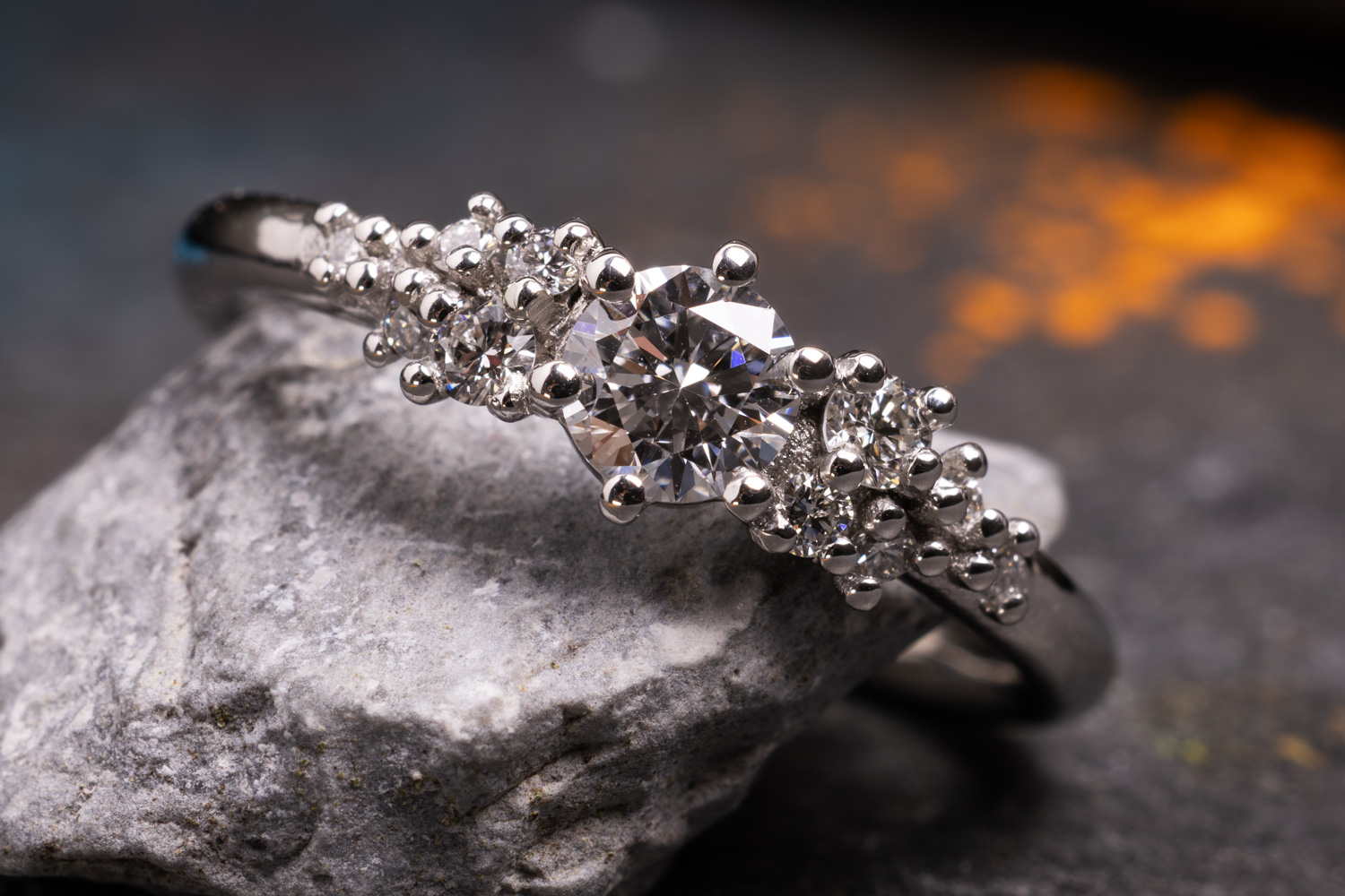 Verlobungsring aus Weißgold mit Mittelstein und unterschiedlich großen Diamanten
