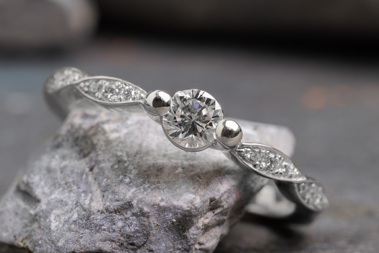 Vintage Verlobungsring mit Mittelstein und besetzter Ringschiene