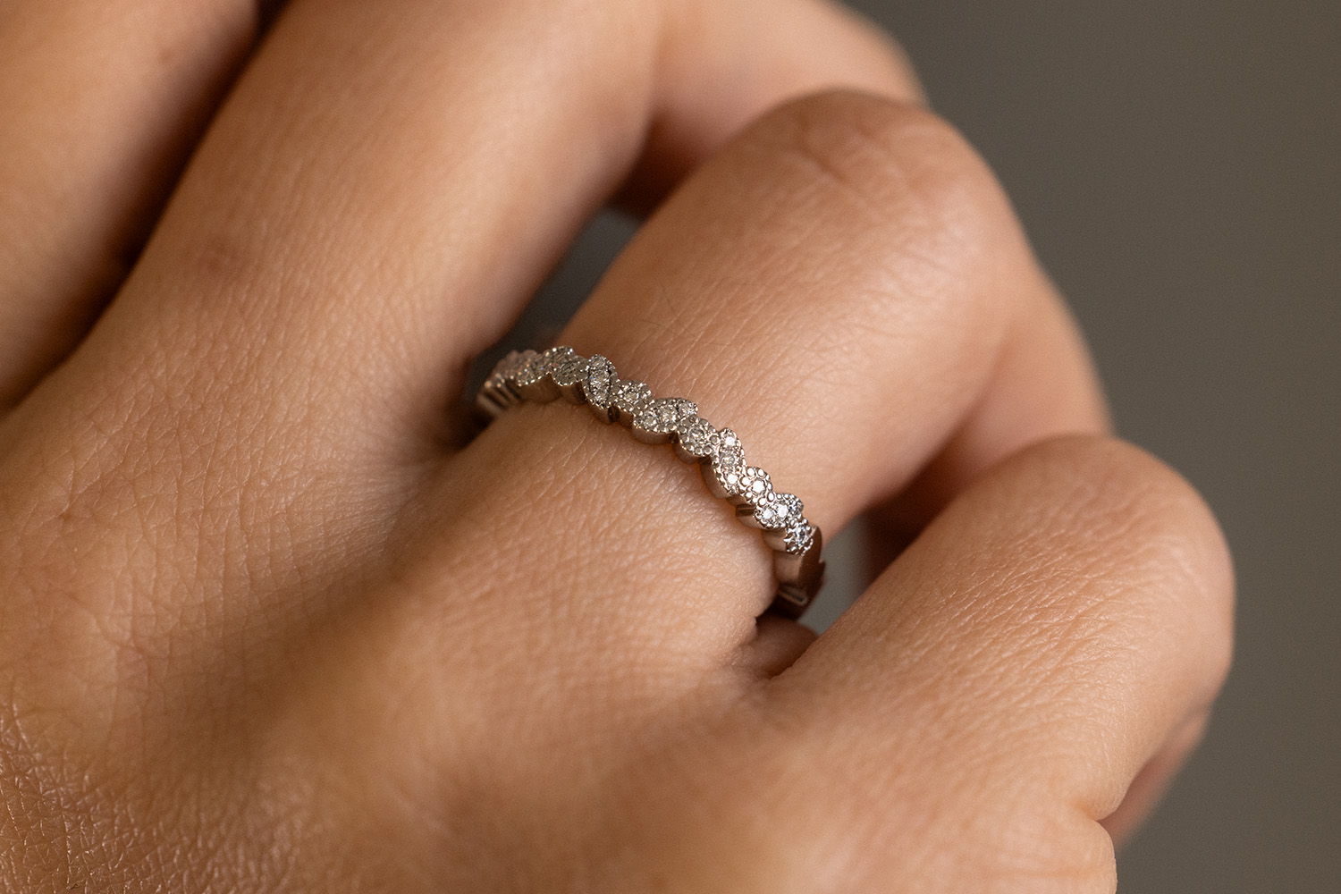 Vintage Verlobungsring aus Weißgold mit kleinen Diamanten an einer Hand