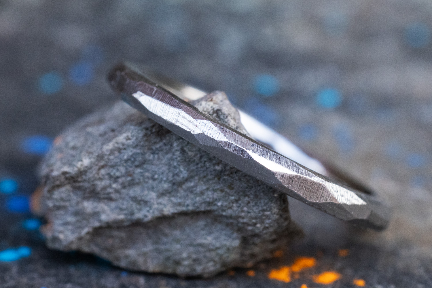 Strukturierter Verlobungsring aus Weißgold mit gefeilter Oberfläche