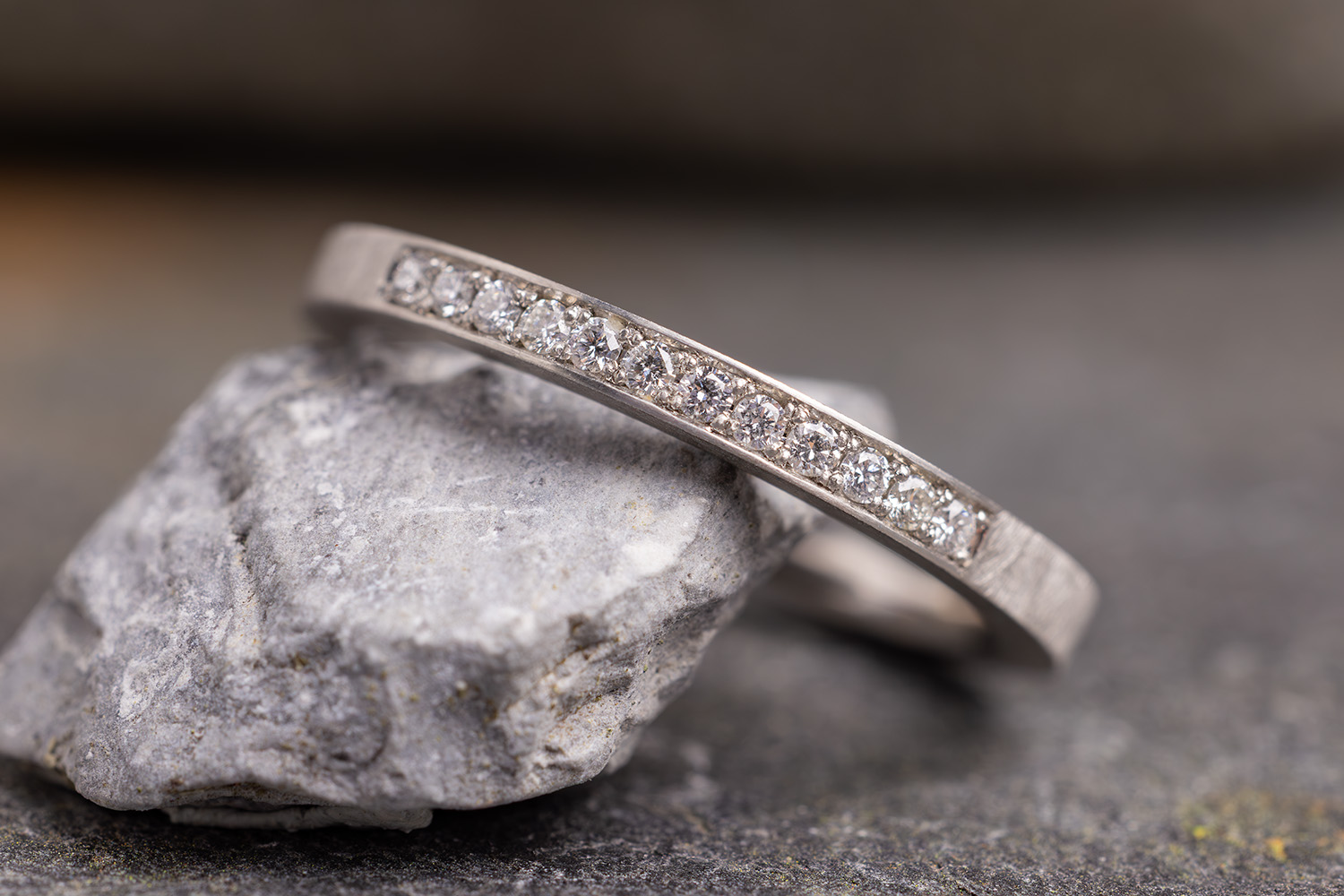 Schlichter Verlobungsring mit eckiger Ringschiene und kleinen Diamanten