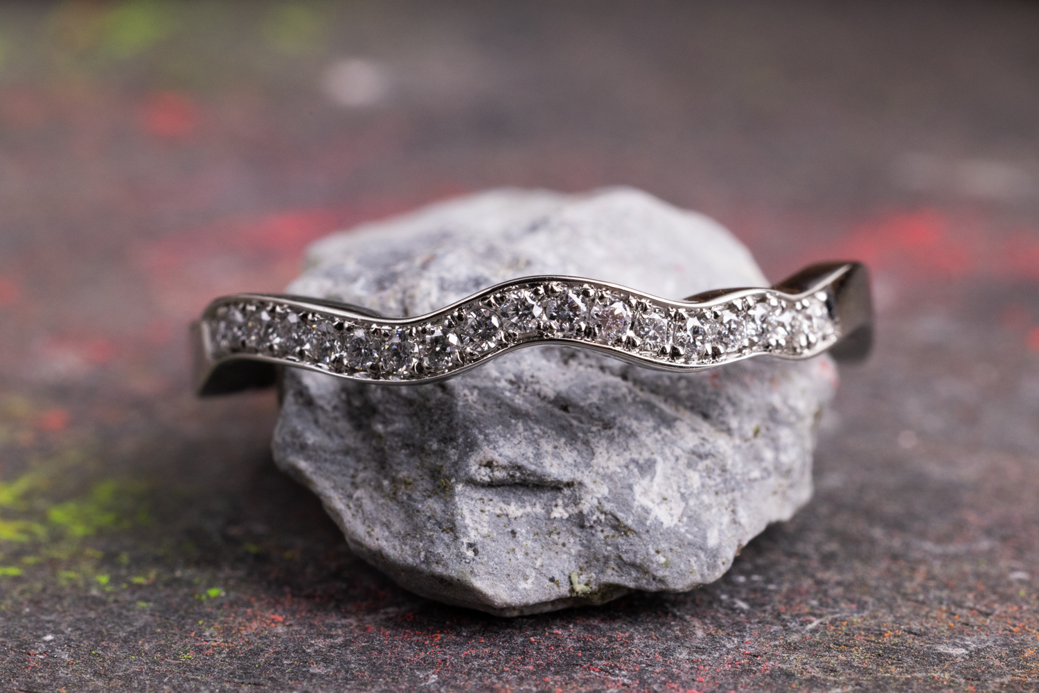 Art Deco Verlobungsring mit gewellter Ringschiene und kleinen Diamanten