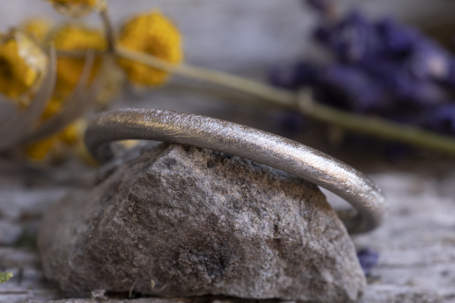 Schlichter Verlobungsring mit seidenmatter Oberfläche aus Weißgold
