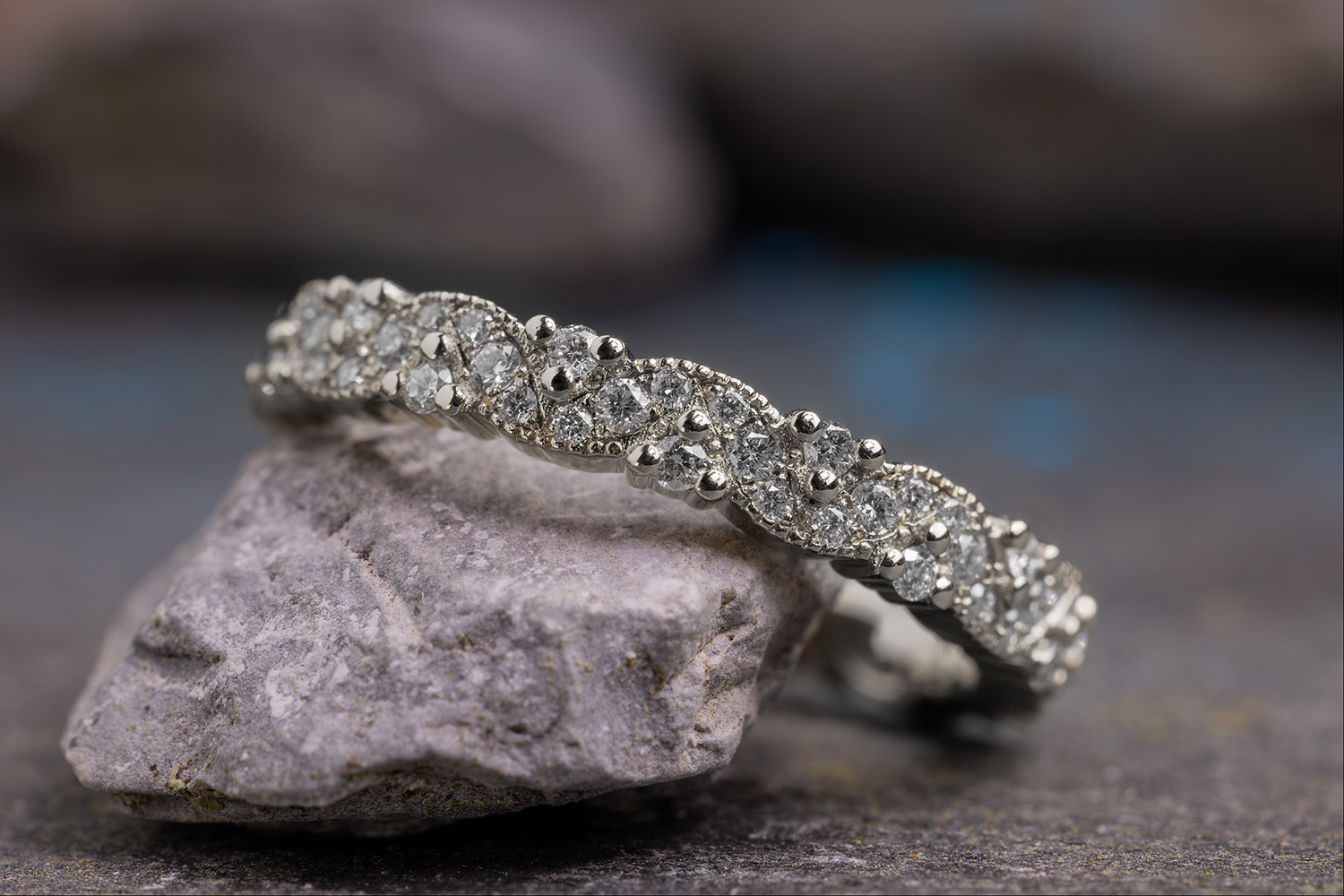 Art Deco Verlobungsring mit besetzter Ringschiene