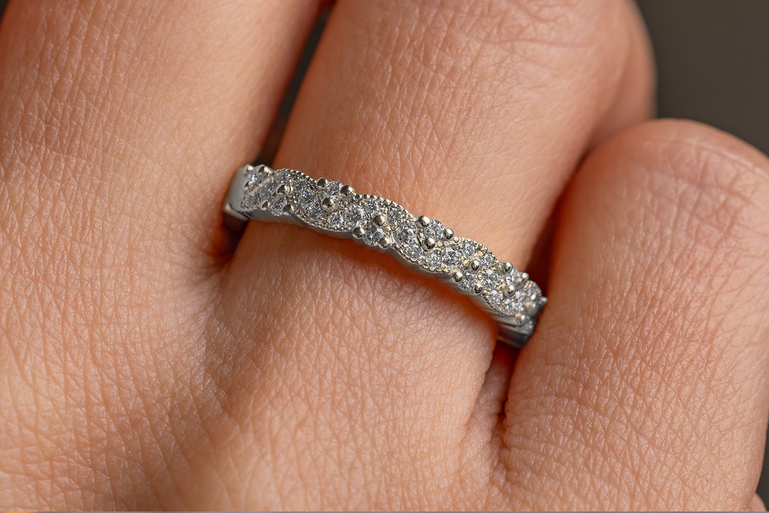Art Deco Verlobungsring aus Weißgold mit kleinen Diamanten