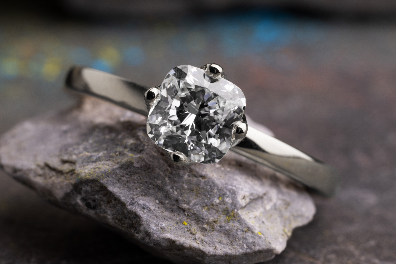 Verlobungsring mit Mittelstein in Cushion Schliff und polierter Ringschiene