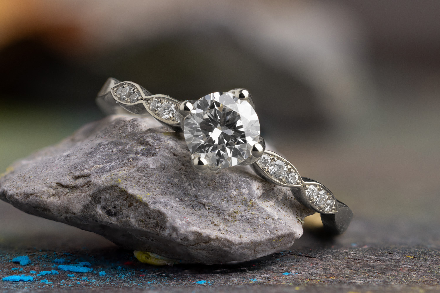 Verlobungsring aus Weißgold mit Mittelstein und besetzter Ringschiene