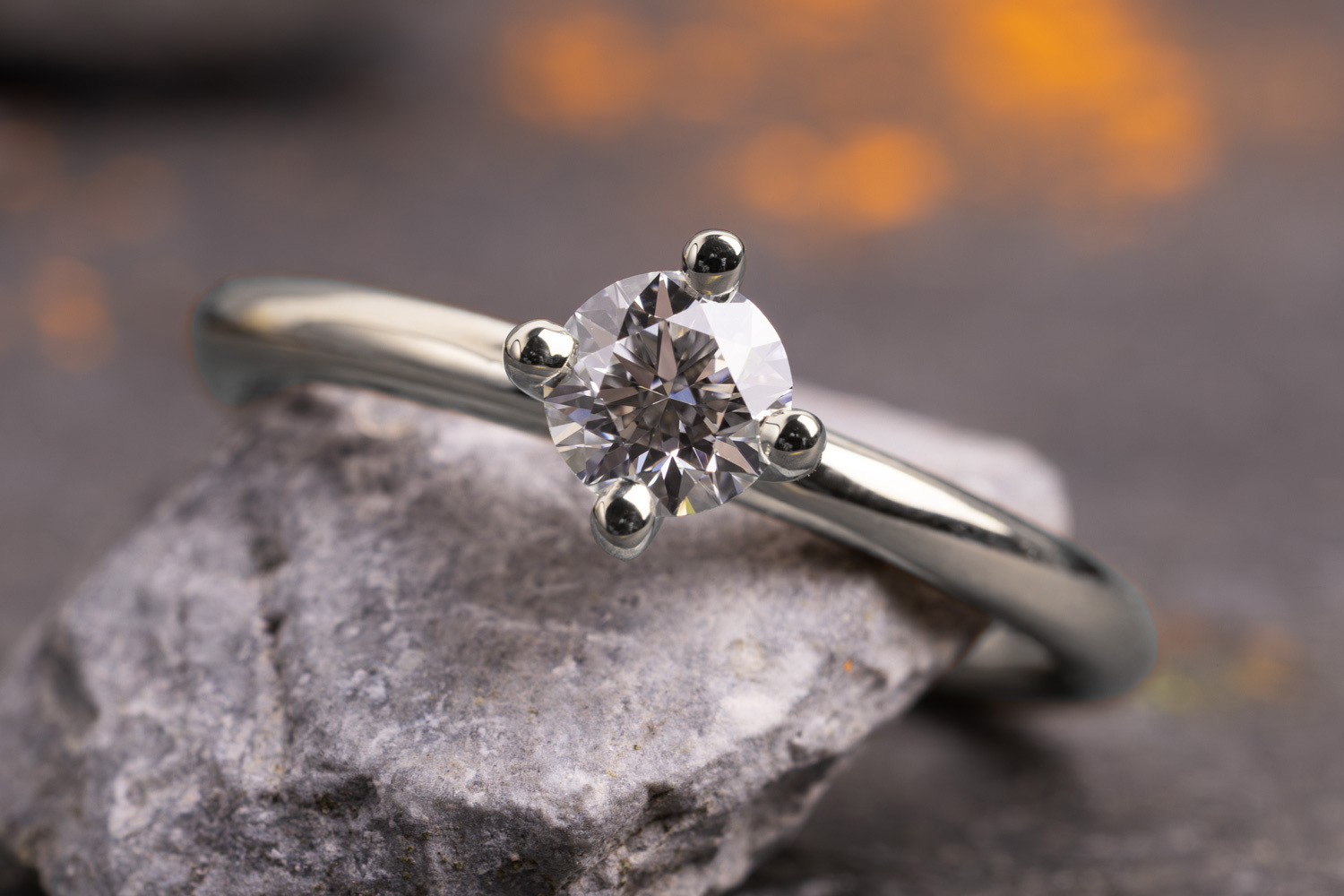 Schlichter Verlobungsring mit polierter Ringschiene und kleinem Mittelstein