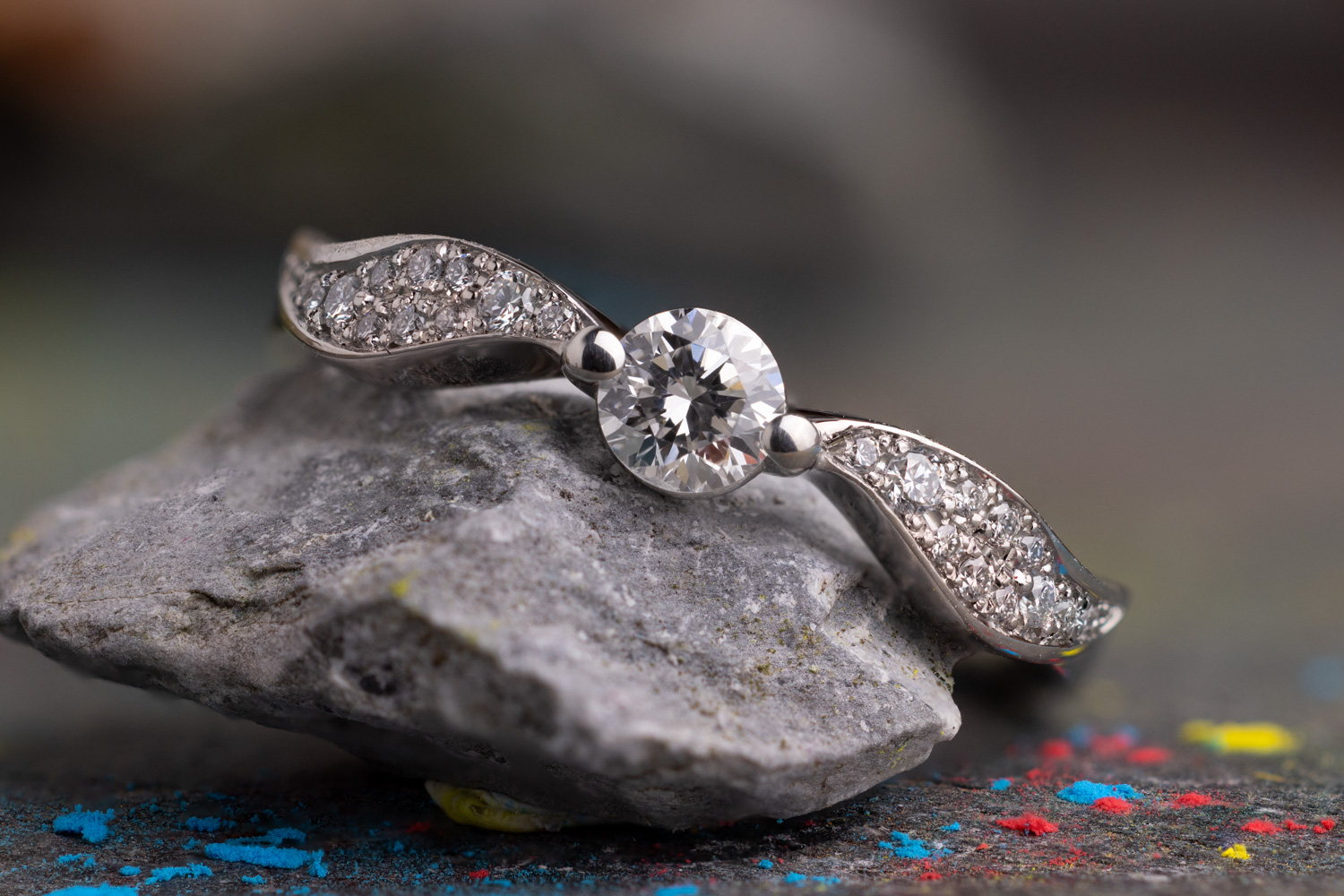 Verlobungsring Schnatz mit Diamant Mittelstein und einer Ringschiene in Form von Flügeln