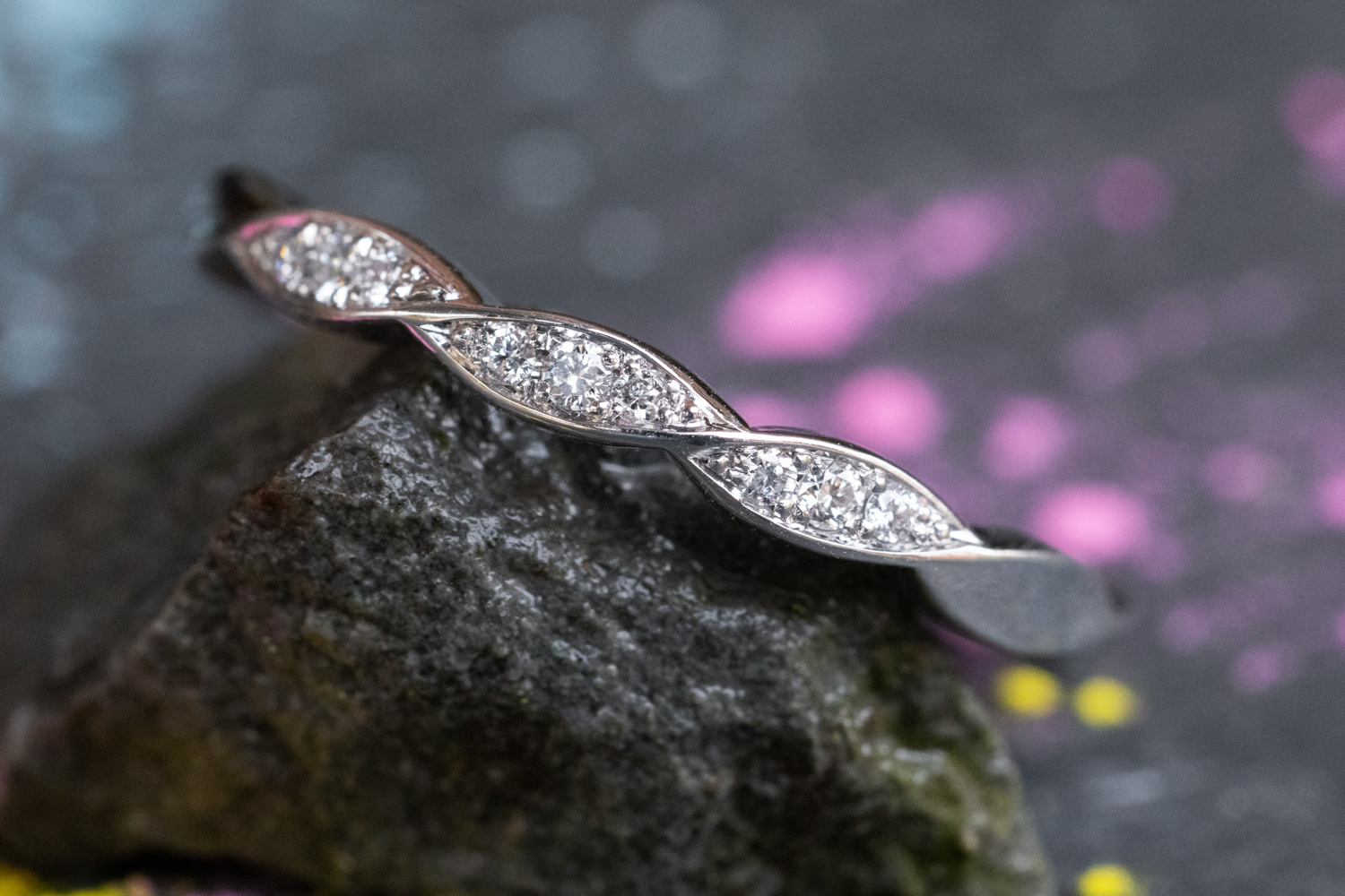Verlobungsring aus Weißgold mit kleinen Diamanten